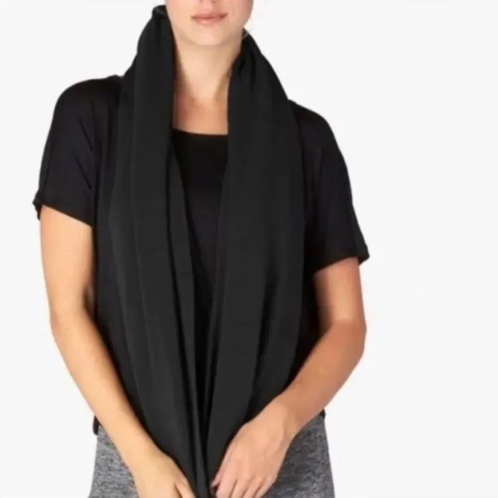 Beyond Yoga Pocket Infinity Scarf New NWT Black